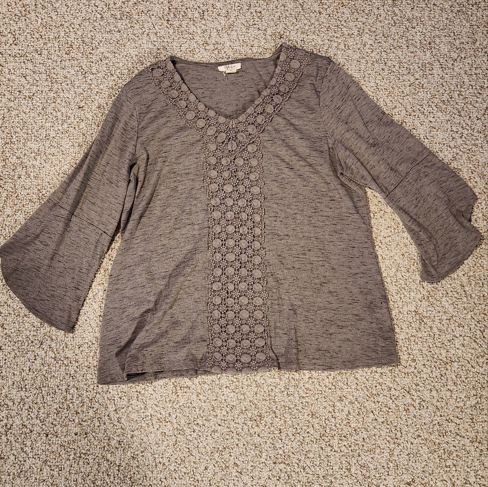 🎈2/$15 Bell sleeved flowy shirt XL